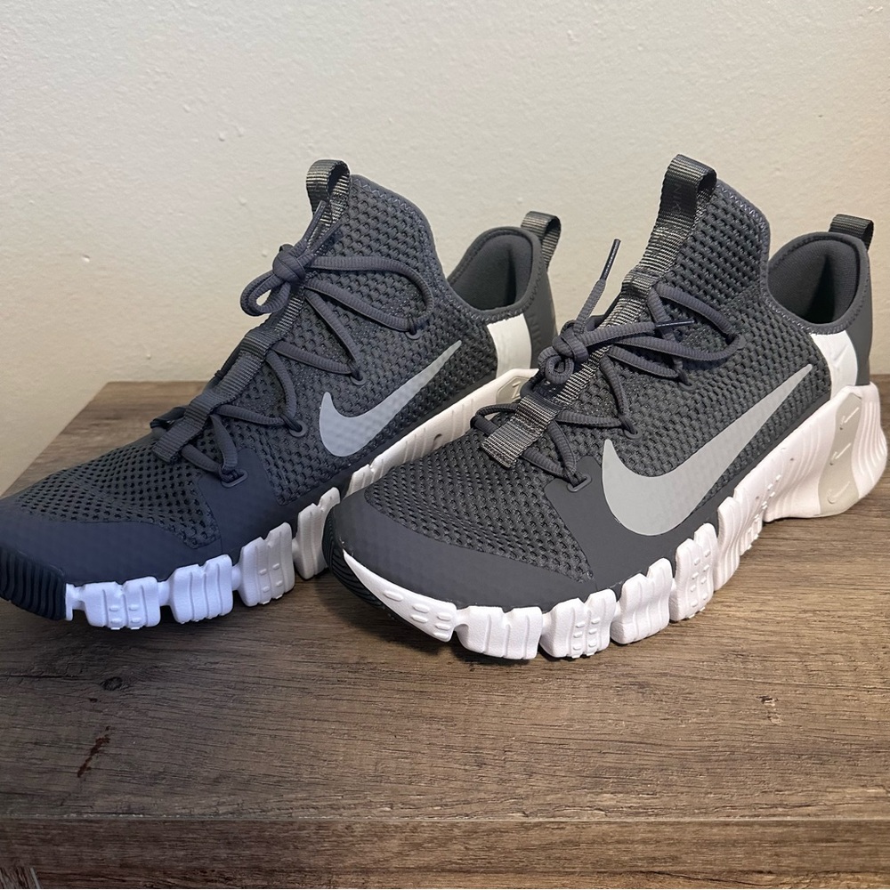 *NEW* Men’s Athletic Training Nike Shoes Size US 17